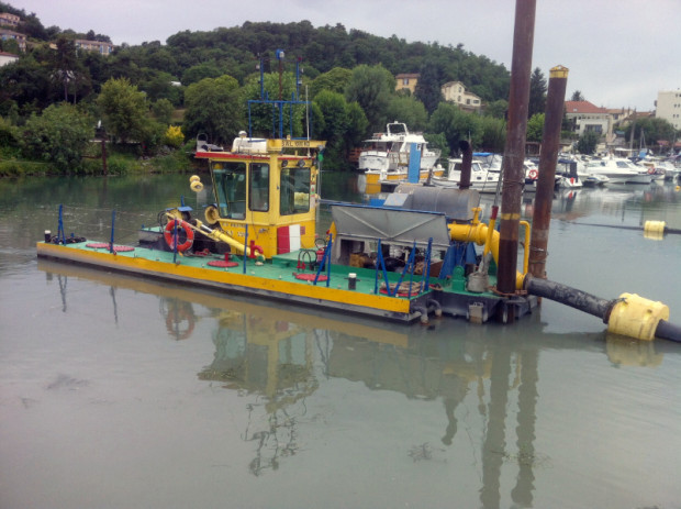 Travaux de curage du port de Syripel